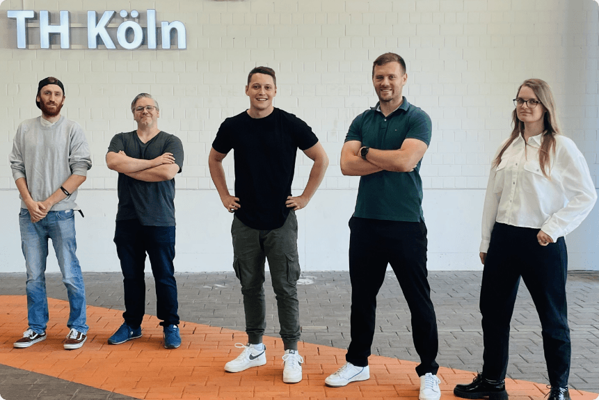 Das fünfköpfige Magister Team vor dem TH-Köln-Schriftzug